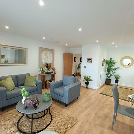 Snuggle Inn - Riverside Apartments - Views Over Looking London River Thames, Close To O2 Arena, London Excel, London City Airport, Thames Clipper- River Boat Service, Woolwich Ferry, Onsite Parking, Twin Room Option Available ภายนอก รูปภาพ