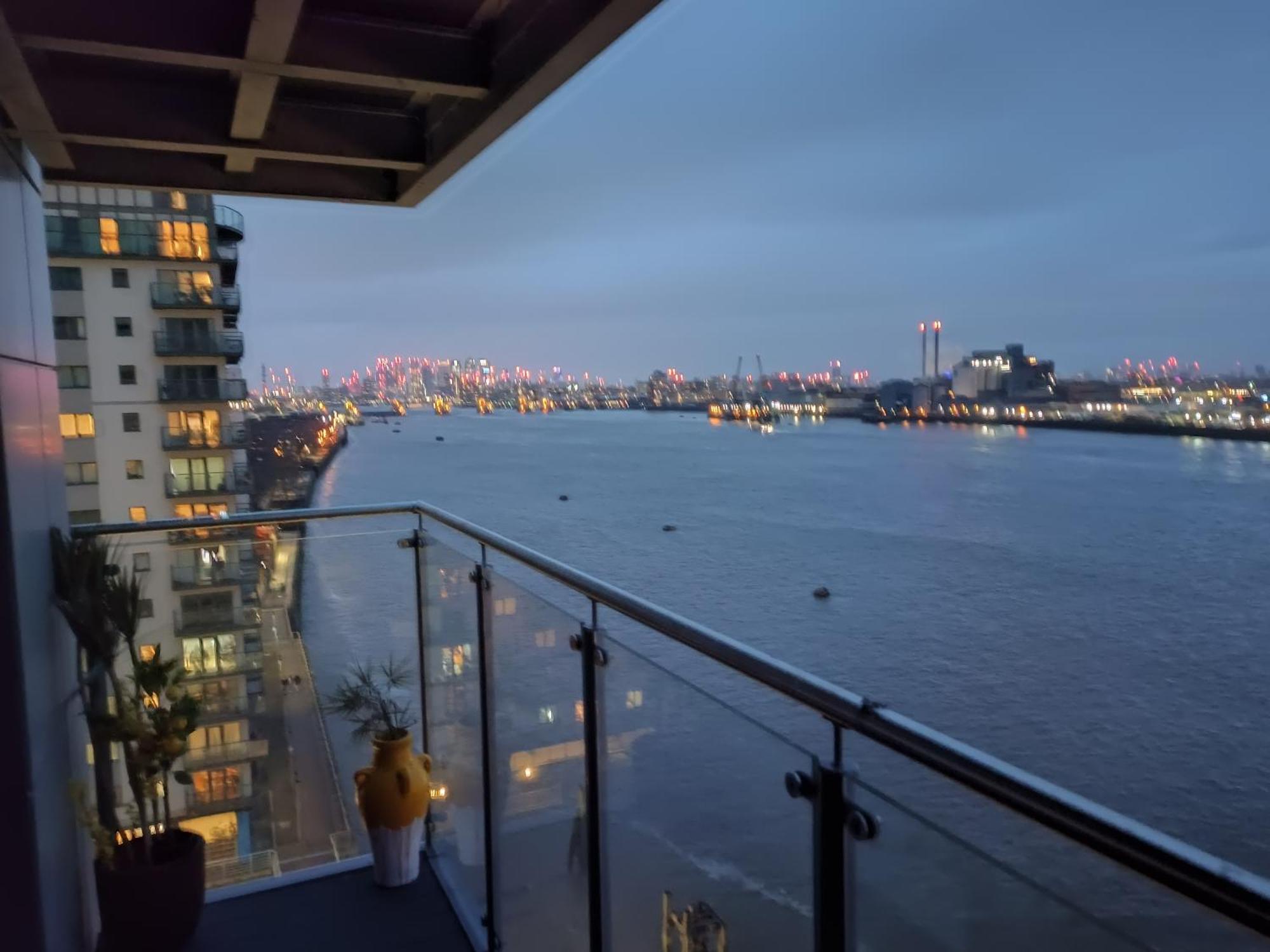 Snuggle Inn - Riverside Apartments - Views Over Looking London River Thames, Close To O2 Arena, London Excel, London City Airport, Thames Clipper- River Boat Service, Woolwich Ferry, Onsite Parking, Twin Room Option Available ภายนอก รูปภาพ