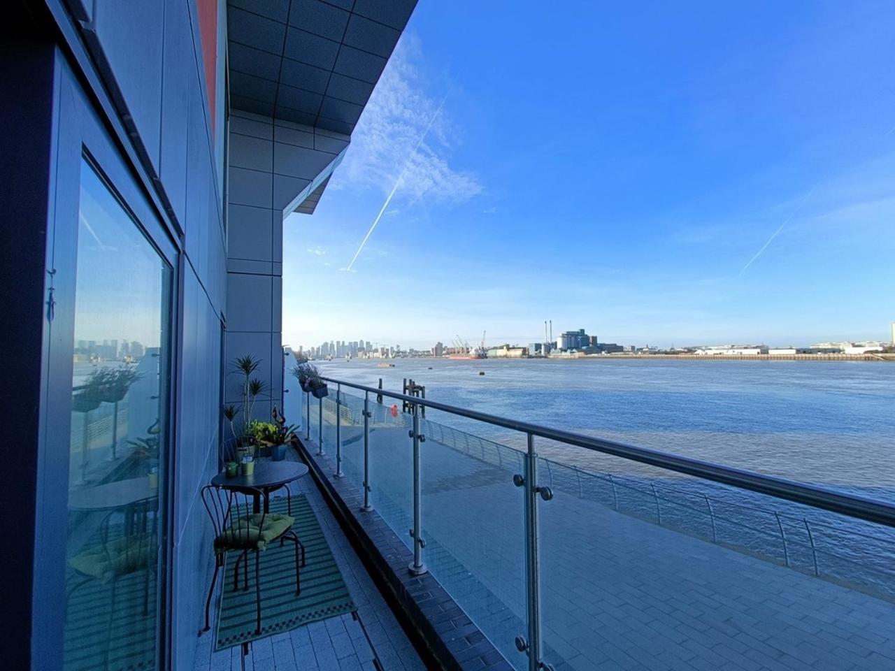 Snuggle Inn - Riverside Apartments - Views Over Looking London River Thames, Close To O2 Arena, London Excel, London City Airport, Thames Clipper- River Boat Service, Woolwich Ferry, Onsite Parking, Twin Room Option Available ภายนอก รูปภาพ
