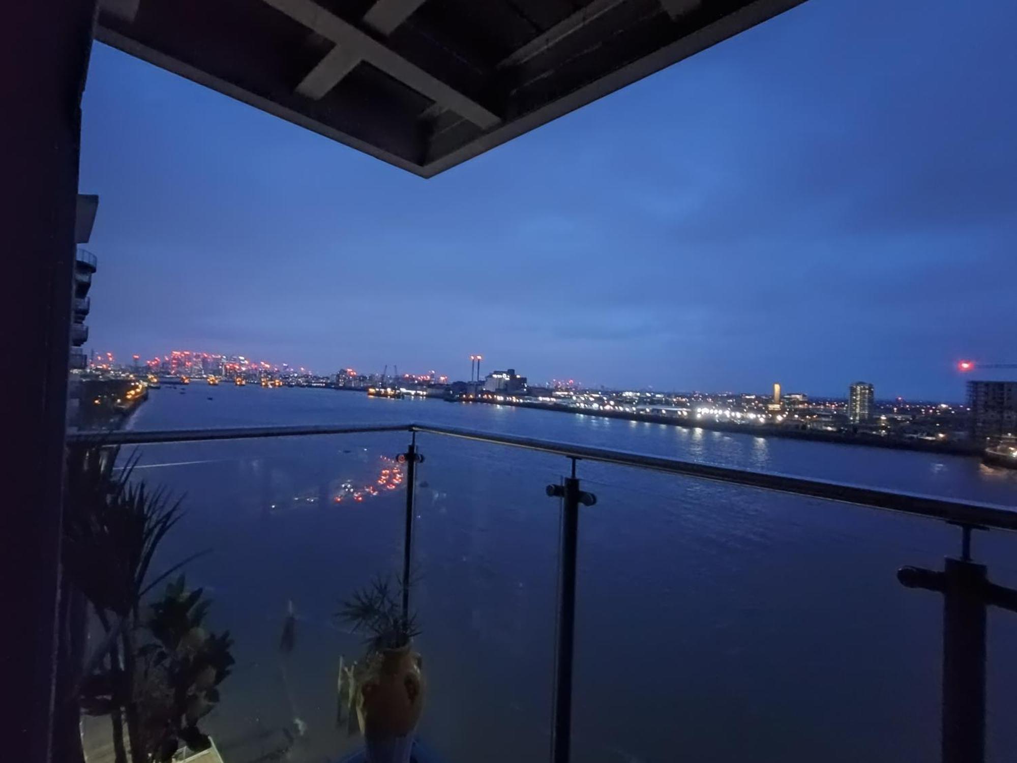 Snuggle Inn - Riverside Apartments - Views Over Looking London River Thames, Close To O2 Arena, London Excel, London City Airport, Thames Clipper- River Boat Service, Woolwich Ferry, Onsite Parking, Twin Room Option Available ภายนอก รูปภาพ