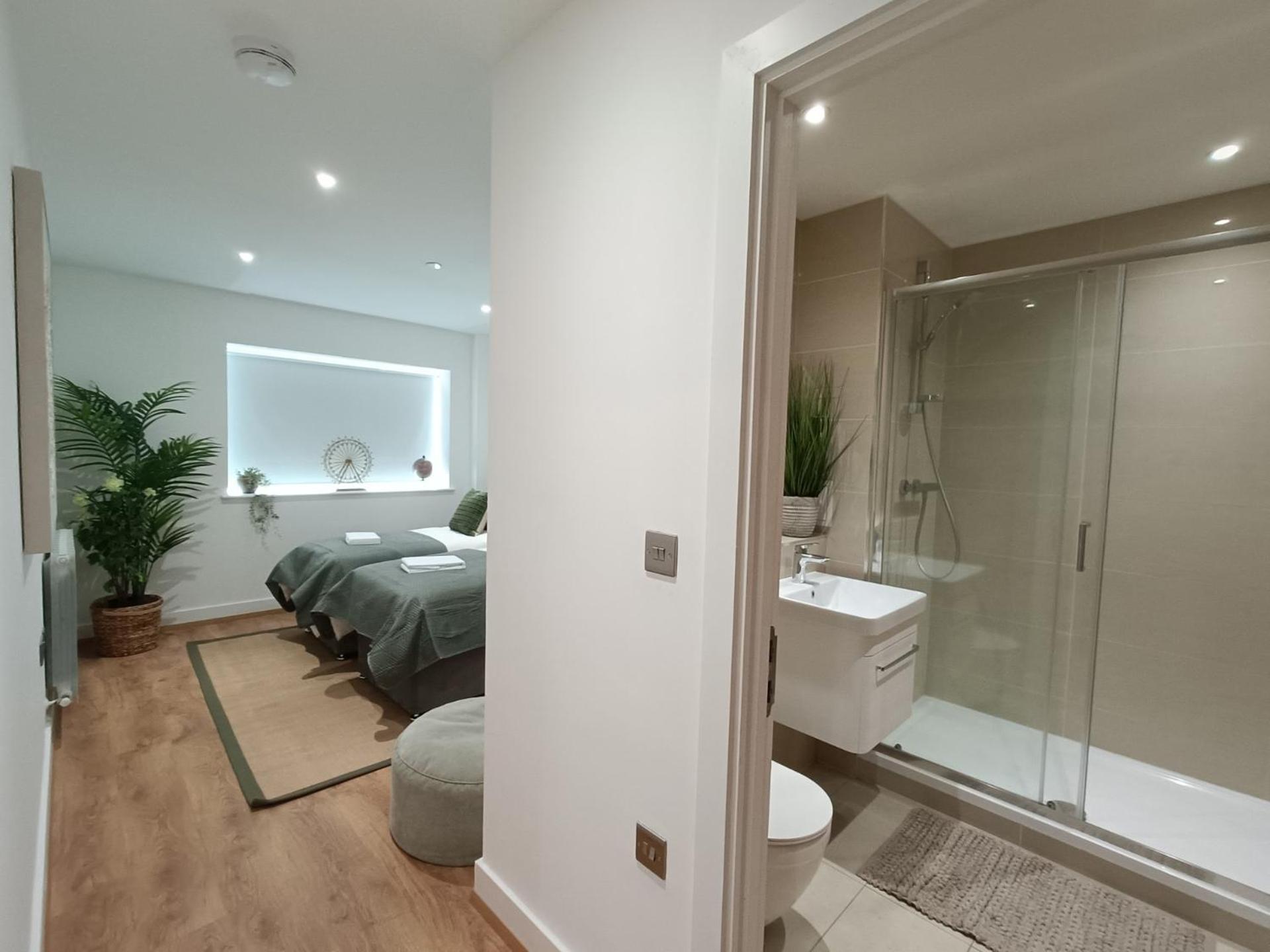 Snuggle Inn - Riverside Apartments - Views Over Looking London River Thames, Close To O2 Arena, London Excel, London City Airport, Thames Clipper- River Boat Service, Woolwich Ferry, Onsite Parking, Twin Room Option Available ภายนอก รูปภาพ