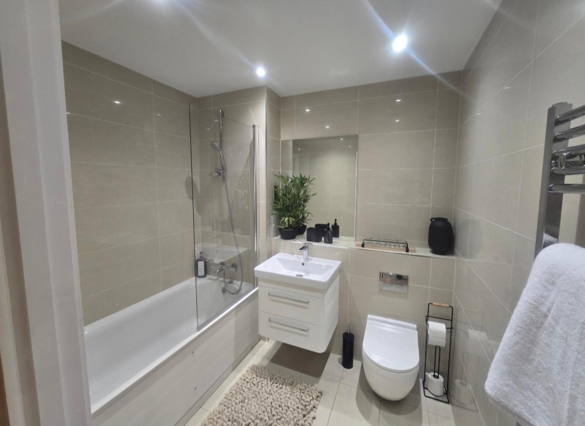 Snuggle Inn - Riverside Apartments - Views Over Looking London River Thames, Close To O2 Arena, London Excel, London City Airport, Thames Clipper- River Boat Service, Woolwich Ferry, Onsite Parking, Twin Room Option Available ภายนอก รูปภาพ